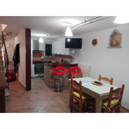 In centro storico, casa indipendente, su due livelli, di 70 mq c.a. Piano terra: soggiorno con angolo cucina. Piano primo: camera matrimoniale, bagno finestrato e studio. Ottime rifiniture. Arredata con mobili di ottima fattura. C.e. E