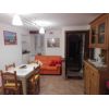 In centro storico, casa indipendente, su due livelli, di 70 mq c.a. Piano terra: soggiorno con angolo cucina. Piano primo: camera matrimoniale, bagno finestrato e studio. Ottime rifiniture. Arredata con mobili di ottima fattura. C.e. EPorzione di casa/Indipendente