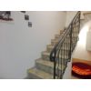 In centro storico, casa indipendente, su due livelli, di 70 mq c.a. Piano terra: soggiorno con angolo cucina. Piano primo: camera matrimoniale, bagno finestrato e studio. Ottime rifiniture. Arredata con mobili di ottima fattura. C.e. EPorzione di casa/Indipendente