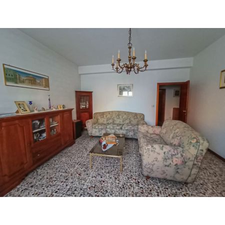 vendita,  Villa Trifamiliare:  Appartamento al piano rialzato di 110 mq c.a., composto da ingresso, soggiorno, cucina, pranzo (3 camera), camera matrimoniale, camera doppia e bagno finestrato. Dispone di un'ampia taverna con bagno e camino, due garage e scoperto di propriet. L'immobile  situato in una zona semicentrale ma ben servita. Soluzione degli anni 70. Classe energetica G.