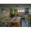 Appartamento al piano rialzato di 110 mq c.a., composto da ingresso, soggiorno, cucina, pranzo (3 camera), camera matrimoniale, camera doppia e bagno finestrato. Dispone di un'ampia taverna con bagno e camino, due garage e scoperto di propriet. L'immobile  situato in una zona semicentrale ma ben servita. Soluzione degli anni 70. Classe energetica G.Villa Trifamiliare