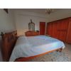 Appartamento al piano rialzato di 110 mq c.a., composto da ingresso, soggiorno, cucina, pranzo (3 camera), camera matrimoniale, camera doppia e bagno finestrato. Dispone di un'ampia taverna con bagno e camino, due garage e scoperto di propriet. L'immobile  situato in una zona semicentrale ma ben servita. Soluzione degli anni 70. Classe energetica G.Villa Trifamiliare