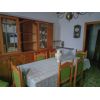 Appartamento al piano rialzato di 110 mq c.a., composto da ingresso, soggiorno, cucina, pranzo (3 camera), camera matrimoniale, camera doppia e bagno finestrato. Dispone di un'ampia taverna con bagno e camino, due garage e scoperto di propriet. L'immobile  situato in una zona semicentrale ma ben servita. Soluzione degli anni 70. Classe energetica G.Villa Trifamiliare
