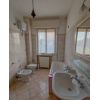 Appartamento al piano rialzato di 110 mq c.a., composto da ingresso, soggiorno, cucina, pranzo (3 camera), camera matrimoniale, camera doppia e bagno finestrato. Dispone di un'ampia taverna con bagno e camino, due garage e scoperto di propriet. L'immobile  situato in una zona semicentrale ma ben servita. Soluzione degli anni 70. Classe energetica G.Villa Trifamiliare