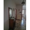 Appartamento al piano rialzato di 110 mq c.a., composto da ingresso, soggiorno, cucina, pranzo (3 camera), camera matrimoniale, camera doppia e bagno finestrato. Dispone di un'ampia taverna con bagno e camino, due garage e scoperto di propriet. L'immobile  situato in una zona semicentrale ma ben servita. Soluzione degli anni 70. Classe energetica G.Villa Trifamiliare