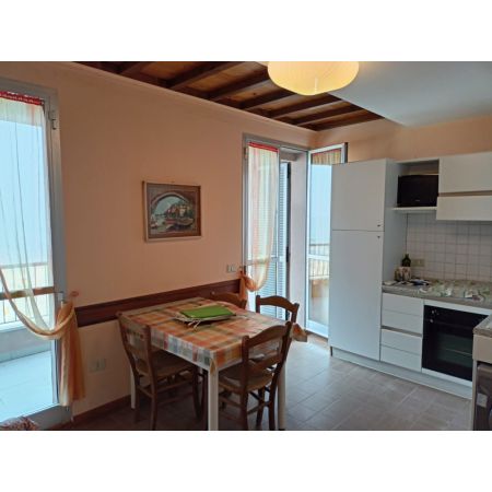vendita,  Appartamento:  Trilocale fronte mare, di 70 m c.a. composto da soggiorno/angolo cucina con terrazzo vivibile, camera matrimoniale, seconda camera, bagno finestrato e posto auto esterno di propriet. Soluzione a ridosso della spiaggia. C.e. G