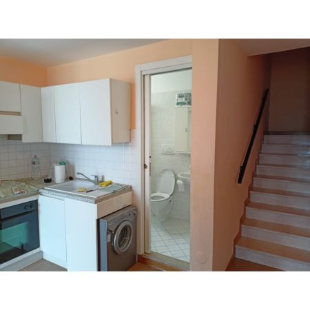 Trilocale fronte mare, di 70 m c.a. composto da soggiorno/angolo cucina con terrazzo vivibile, camera matrimoniale, seconda camera, bagno finestrato e posto auto esterno di propriet. Soluzione a ridosso della spiaggia. C.e. GAppartamento