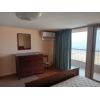 Trilocale fronte mare, di 70 m c.a. composto da soggiorno/angolo cucina con terrazzo vivibile, camera matrimoniale, seconda camera, bagno finestrato e posto auto esterno di propriet. Soluzione a ridosso della spiaggia. C.e. GAppartamento