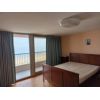 Trilocale fronte mare, di 70 m c.a. composto da soggiorno/angolo cucina con terrazzo vivibile, camera matrimoniale, seconda camera, bagno finestrato e posto auto esterno di propriet. Soluzione a ridosso della spiaggia. C.e. GAppartamento