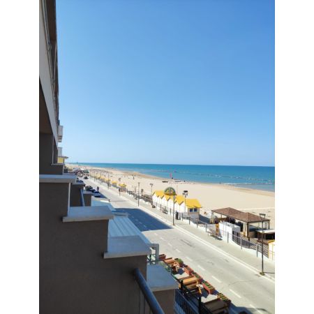 Trilocale fronte mare, di 70 m c.a. composto da soggiorno/angolo cucina con terrazzo vivibile, camera matrimoniale, seconda camera, bagno finestrato e posto auto esterno di propriet. Soluzione a ridosso della spiaggia. C.e. GAppartamento