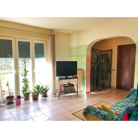 Appartamento in quadrifamiliare di 88 mq c.a. con scoperto di 32 mq c.a. e posto auto esclusivo. Composto da ingresso, ampio soggiorno, cucinotto abitabile, camera matrimoniale, camera doppia e bagno finestrato. Soluzione in buono stato con utenze autonome e senza spese condominiali. C.e. F