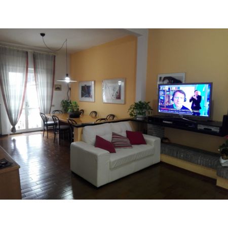vendita,  Porzione di casa/Indipendente:  Casa di fila di 120 mq c.a., disposta su due livelli. Piano terra: ampio soggiorno con camino, cucina a vista, scoperto sul retro con lavanderia e bagno; piano primo: camera matrimoniale, camera doppia, cameretta/studio e bagno finestrato. Soluzione in buone condizioni con parquet nella zona notte. C.e: F