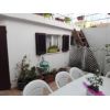 Casa di fila di 120 mq c.a., disposta su due livelli. Piano terra: ampio soggiorno con camino, cucina a vista, scoperto sul retro con lavanderia e bagno; piano primo: camera matrimoniale, camera doppia, cameretta/studio e bagno finestrato. Soluzione in buone condizioni con parquet nella zona notte. C.e: FPorzione di casa/Indipendente