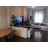 Casa di fila di 120 mq c.a., disposta su due livelli. Piano terra: ampio soggiorno con camino, cucina a vista, scoperto sul retro con lavanderia e bagno; piano primo: camera matrimoniale, camera doppia, cameretta/studio e bagno finestrato. Soluzione in buone condizioni con parquet nella zona notte. C.e: FPorzione di casa/Indipendente