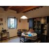 Casa indipendente disposto su due piani, libera su tre lati, cos disposta: Piano terra: soggiorno, tinello, salotto, cucina e bagno. Piano primo: quattro camere da letto. Ampio giardino, garage e ripostigli. Soluzione da ristrutturare con possibilit di creare due unit abitative. C.e. G Porzione di casa/Indipendente