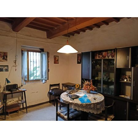 vendita,  Porzione di casa/Indipendente:  Casa indipendente disposto su due piani, libera su tre lati, cos disposta: Piano terra: soggiorno, tinello, salotto, cucina e bagno. Piano primo: quattro camere da letto. Ampio giardino, garage e ripostigli. Soluzione da ristrutturare con possibilit di creare due unit abitative. C.e. G 