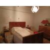 Casa indipendente disposto su due piani, libera su tre lati, cos disposta: Piano terra: soggiorno, tinello, salotto, cucina e bagno. Piano primo: quattro camere da letto. Ampio giardino, garage e ripostigli. Soluzione da ristrutturare con possibilit di creare due unit abitative. C.e. G Porzione di casa/Indipendente
