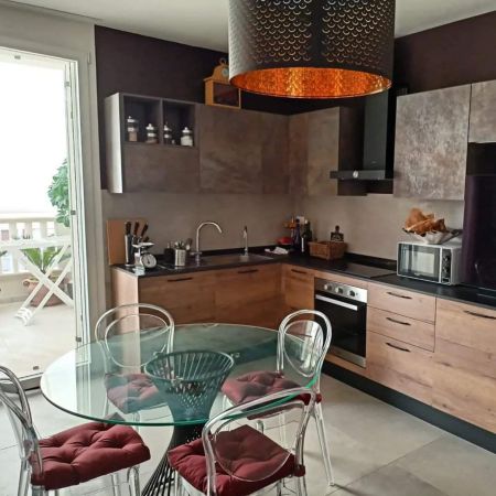 vendita,  Appartamento:  Appartamento di 70 ma c.a. al secondo piano, composto da: soggiorno/angolo cottura con terrazzo di 12 mq c.a., camera matrimoniale, cameretta e bagno finestrato. Garage di 18 mq c.a. Soluzione di nuova costruzione in piazza, vicino al mare con vista mare e collina, ideale sia come residenziale che estivo. C.e. A 