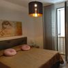 Appartamento di 70 ma c.a. al secondo piano, composto da: soggiorno/angolo cottura con terrazzo di 12 mq c.a., camera matrimoniale, cameretta e bagno finestrato. Garage di 18 mq c.a. Soluzione di nuova costruzione in piazza, vicino al mare con vista mare e collina, ideale sia come residenziale che estivo. C.e. A Appartamento