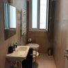 Appartamento di 70 ma c.a. al secondo piano, composto da: soggiorno/angolo cottura con terrazzo di 12 mq c.a., camera matrimoniale, cameretta e bagno finestrato. Garage di 18 mq c.a. Soluzione di nuova costruzione in piazza, vicino al mare con vista mare e collina, ideale sia come residenziale che estivo. C.e. A Appartamento