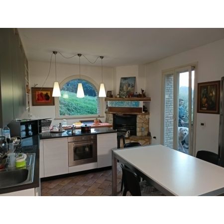 vendita,  Rustico-Casa Colonica-Cascina:  Casolare di 200 mq c.a. con corte di 5.000 mq, disposta su due livelli. Piano terra: ampio soggiorno con camino, angolo cucina e bagno finestrato; piano primo: tre camere da letto e un bagno. Al piano interrato troviamo una tavernetta e il garage. C.e. D