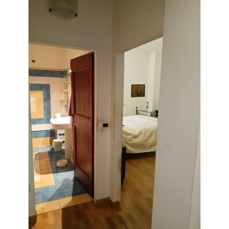 Casolare di 200 mq c.a. con corte di 5.000 mq, disposta su due livelli. Piano terra: ampio soggiorno con camino, angolo cucina e bagno finestrato; piano primo: tre camere da letto e un bagno. Al piano interrato troviamo una tavernetta e il garage. C.e. DRustico-Casa Colonica-Cascina