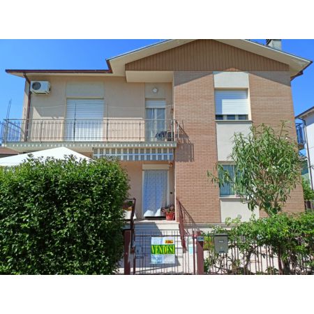 Bifamiliare al piano rialzato con scoperto, composta da: ingresso, soggiorno, cucina, camera matrimoniale, due camere doppie, due bagni. Tramite una scala a chiocciola si accede alla taverna con camino e bagno. Soluzione ristrutturata: impianti termici, idraulici, elettrici, infissi, pavimentazione ecc.. E' munita di aria condizionata e allarme. C.e. F