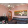 Bifamiliare al piano rialzato con scoperto, composta da: ingresso, soggiorno, cucina, camera matrimoniale, due camere doppie, due bagni. Tramite una scala a chiocciola si accede alla taverna con camino e bagno. Soluzione ristrutturata: impianti termici, idraulici, elettrici, infissi, pavimentazione ecc.. E' munita di aria condizionata e allarme. C.e. FVilla Bifamiliare