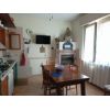 Bifamiliare al piano rialzato con scoperto, composta da: ingresso, soggiorno, cucina, camera matrimoniale, due camere doppie, due bagni. Tramite una scala a chiocciola si accede alla taverna con camino e bagno. Soluzione ristrutturata: impianti termici, idraulici, elettrici, infissi, pavimentazione ecc.. E' munita di aria condizionata e allarme. C.e. FVilla Bifamiliare