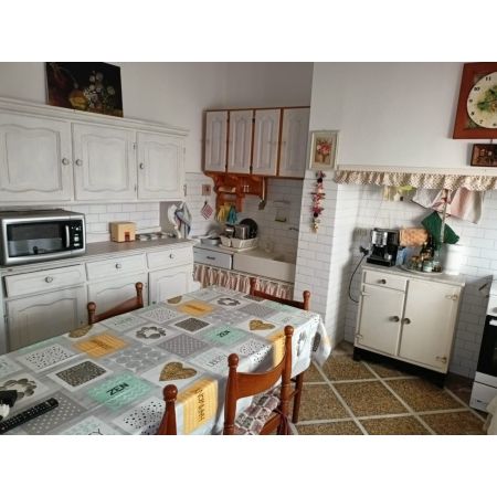 vendita,  Porzione di casa/Indipendente:  Casa indipendente di 95 mq c.a con scoperto di propriet, cantinetta, ripostiglio e garage per un totale di 35 mq c.a . Sottotetto abitabile , di pari metratura dell'abitazione. La soluzione potrebbe essere abitabile, ma  opportuno una ristrutturazione. Utilizzando le detrazioni fiscali potete personalizzare e realizzare i vostri desideri. Possibilit di comprare altro scoperto con magazzino.