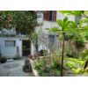 vendita,  Porzione di casa/Indipendente:  Casa indipendente in centro storico con giardino di propriet. Soluzioni rare sul mercato di Fano. Ideale per chi ama il centro storico ma nello stesso tempo non vuole rinunciare al piacere di vivere in uno spazio verde. La soluzione, nello stato di fatto,  cos composta: ampio ingresso al piano terra, salendo al primo piano troviamo il soggiorno, la cucina, il salotto, un tinello, quattro camere