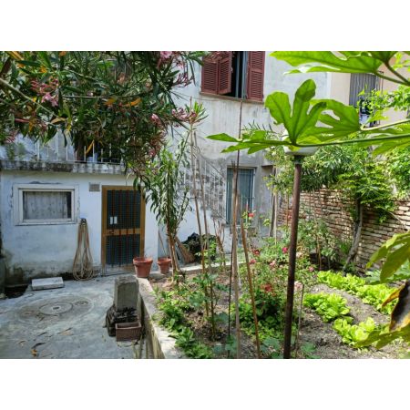vendita,  Porzione di casa/Indipendente:  Casa indipendente in centro storico con giardino di propriet. Soluzioni rare sul mercato di Fano. Ideale per chi ama il centro storico ma nello stesso tempo non vuole rinunciare al piacere di vivere in uno spazio verde. La soluzione, nello stato di fatto,  cos composta: ampio ingresso al piano terra, salendo al primo piano troviamo il soggiorno, la cucina, il salotto, un tinello, quattro camere