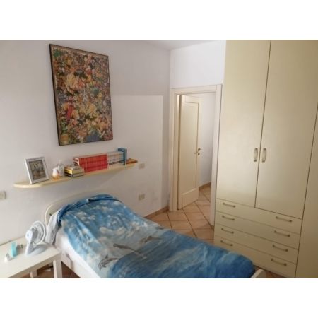 vendita,  Porzione di casa/Indipendente:  Vendesi, trilocale al piano terra, in casa di fila. La soluzione  molto graziosa, arredata, di 50 mq c.a. con scopertino di propriet;  cos composta: ingresso, soggiorno con angolo cottura, camera matrimoniale, cameretta/studio e bagno con doccia, finestrato. Ingresso solo per due proprietari, non ci sono delle vere spese 