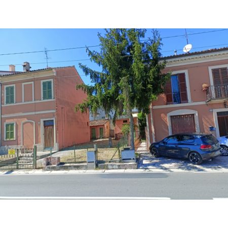 Casa indipendente, libera su tre lati. L'immobile si presenta con un inizio di avanzamento lavori di ristrutturazione, pertanto ancora da finire e da definire in base alle proprie necessit. Nello stato di fatto si presenta al piano terra da: soggiorno, pranzo, cucinotto, bagno. Primo piano: due camere e bagno. Scoperto con ripostigli e lavanderia/box. Ce. G