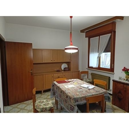 vendita,  Casa Singola:  Casa singola con 1.000 mq di giardino, in zona tranquilla. La costruzione  del 1978 ed  composta da un piano rialzato di circa 130 mq con ingresso, soggiorno, cucina, salone, tre camere matrimoniali, due bagni; un piano seminterrato di 130 mq circa con garage doppio, lavanderia, bagno e altri locali da trasformarli in taverna. Soffitta di 130 mq c.a. 