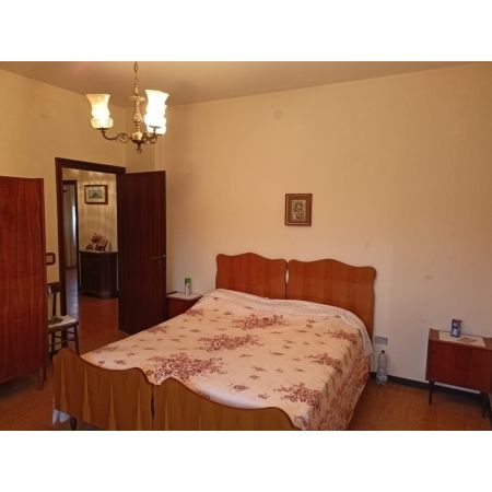 Casa singola con 1.000 mq di giardino, in zona tranquilla. La costruzione  del 1978 ed  composta da un piano rialzato di circa 130 mq con ingresso, soggiorno, cucina, salone, tre camere matrimoniali, due bagni; un piano seminterrato di 130 mq circa con garage doppio, lavanderia, bagno e altri locali da trasformarli in taverna. Soffitta di 130 mq c.a. Casa Singola